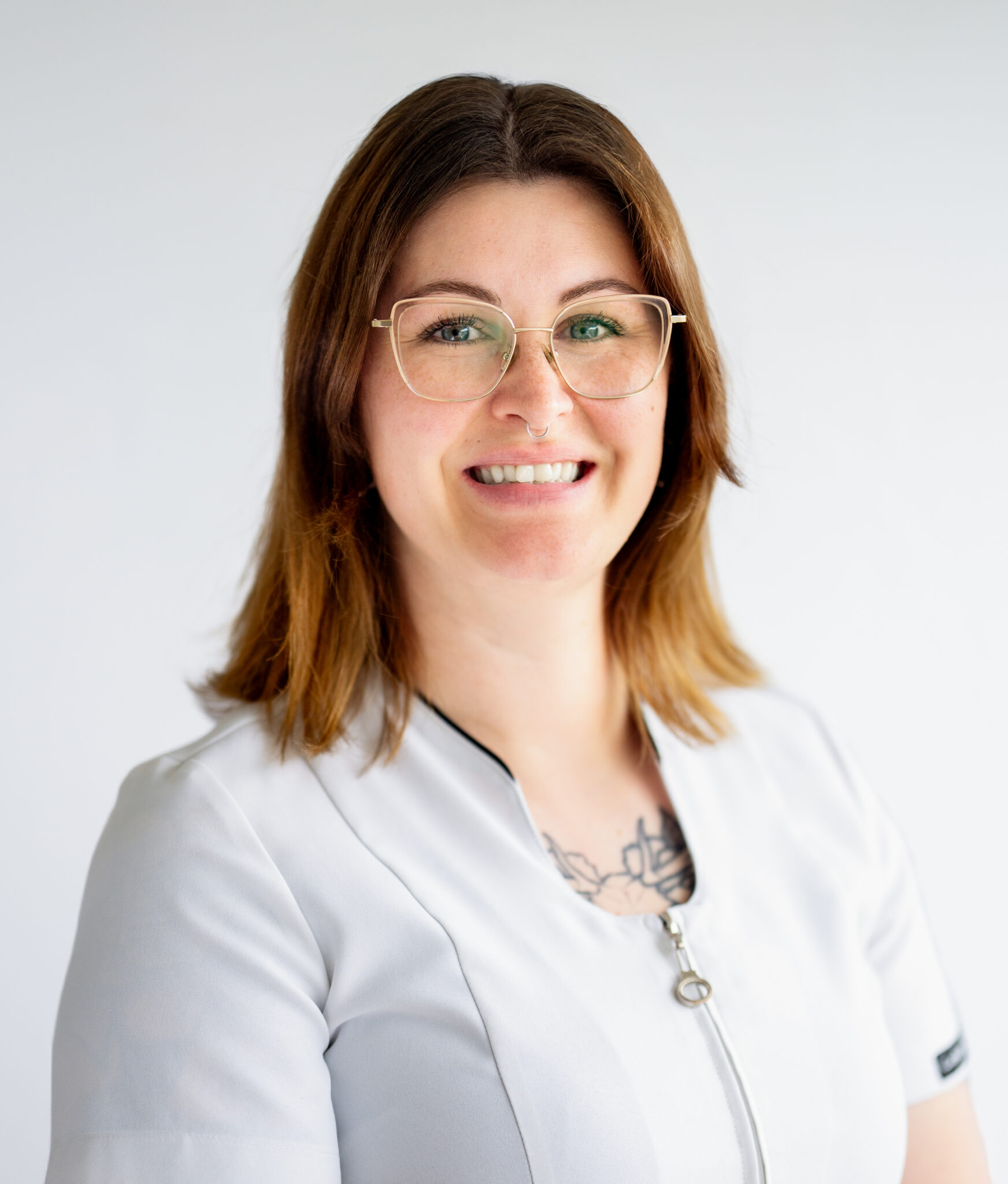 Portrait d’une assistante dentaire avec lunettes et cheveux mi-longs